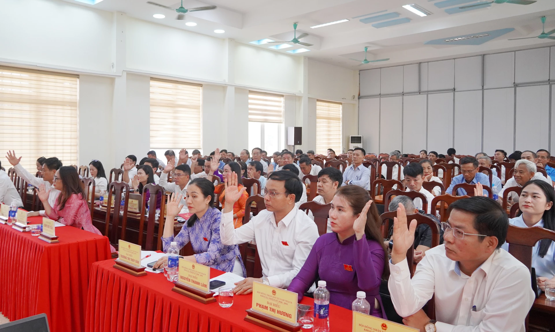 Các đại biểu biểu quyết thông qua các dự thảo nghị quyết - Ảnh: L.M