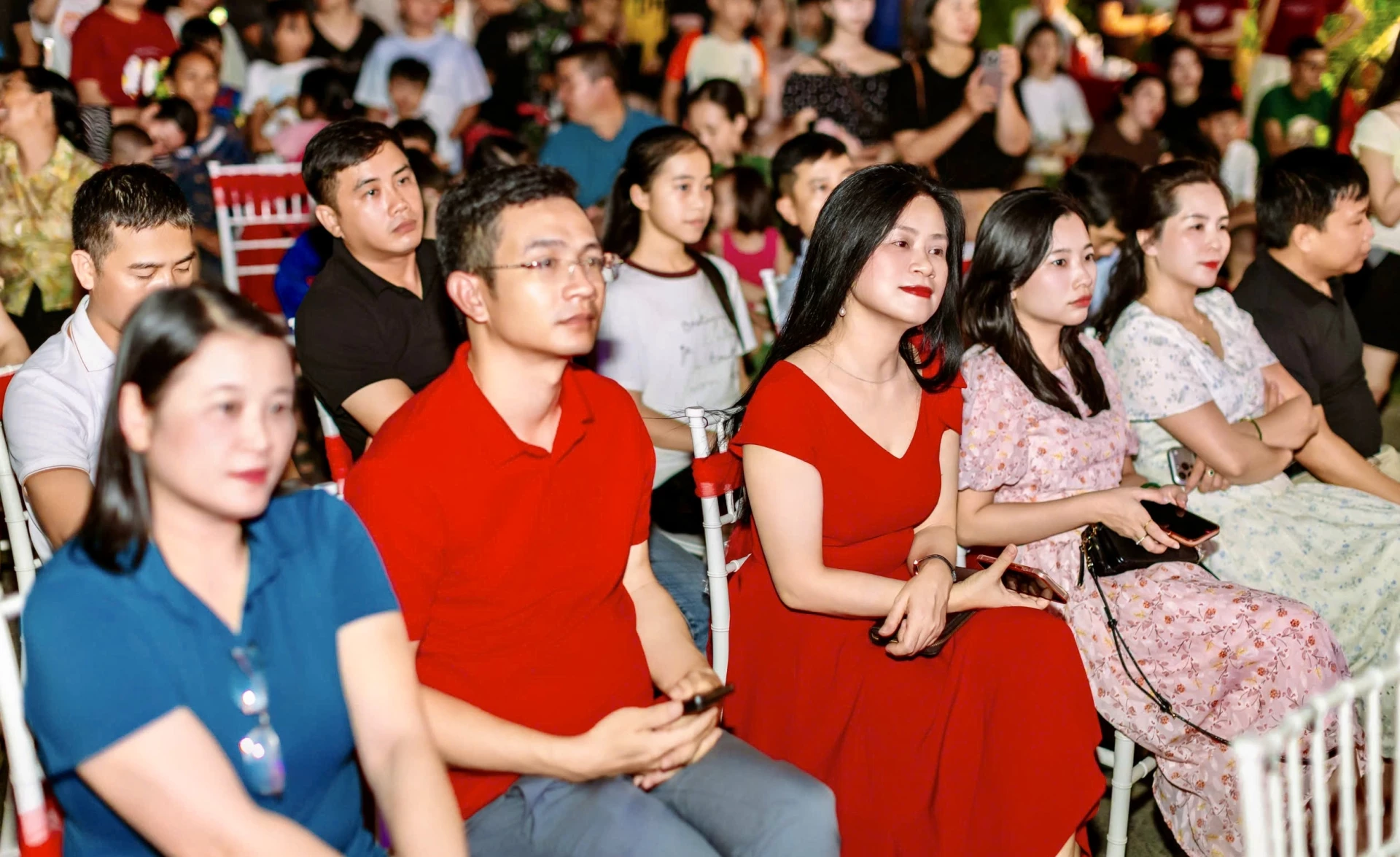Đông đảo người dân và du khách đến xem đêm nhạc tại Phong Nha - Ảnh: H.N