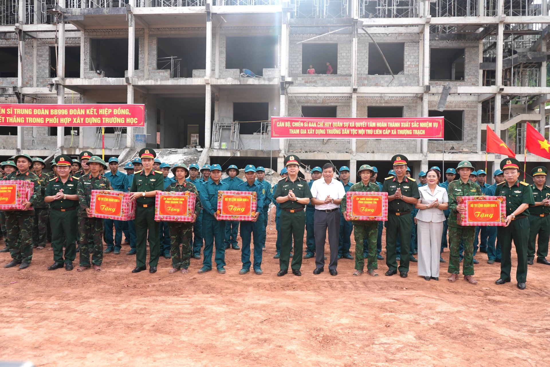 Đoàn công tác tặng quà cho các lực lượng tham gia xây dựng trường học - Ảnh: T.Đ