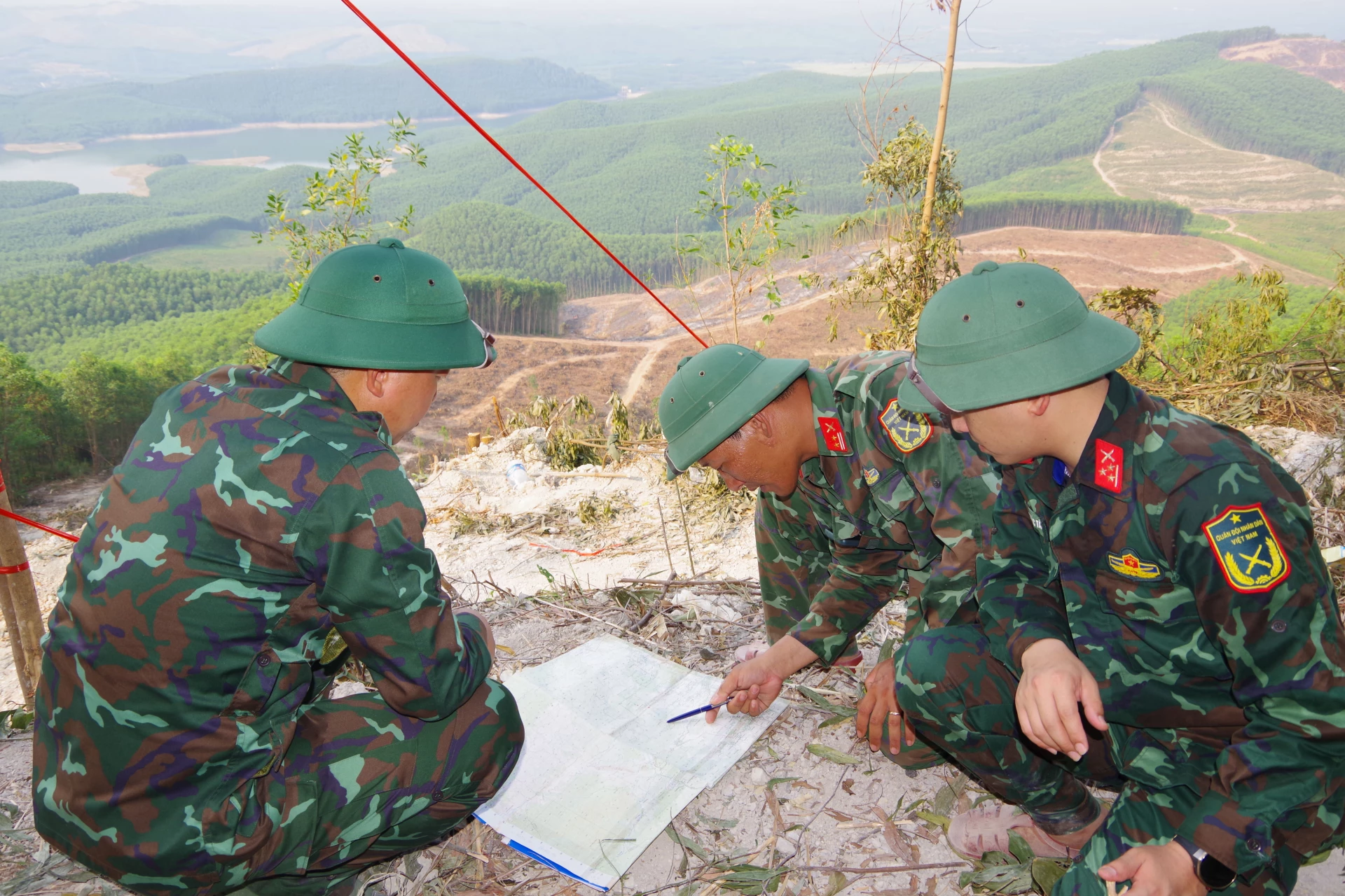 Lãnh đạo, chỉ huy Sư đoàn 968 kiểm tra việc xác định tọa độ tìm kiếm trên bản đồ - Ảnh: T.H