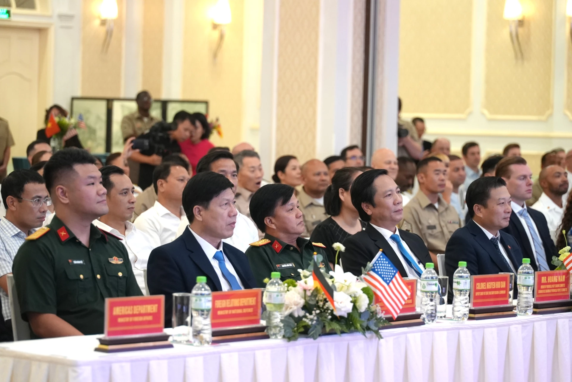 Các đại biểu tham dự lễ khai mạc – Ảnh: T.Đ