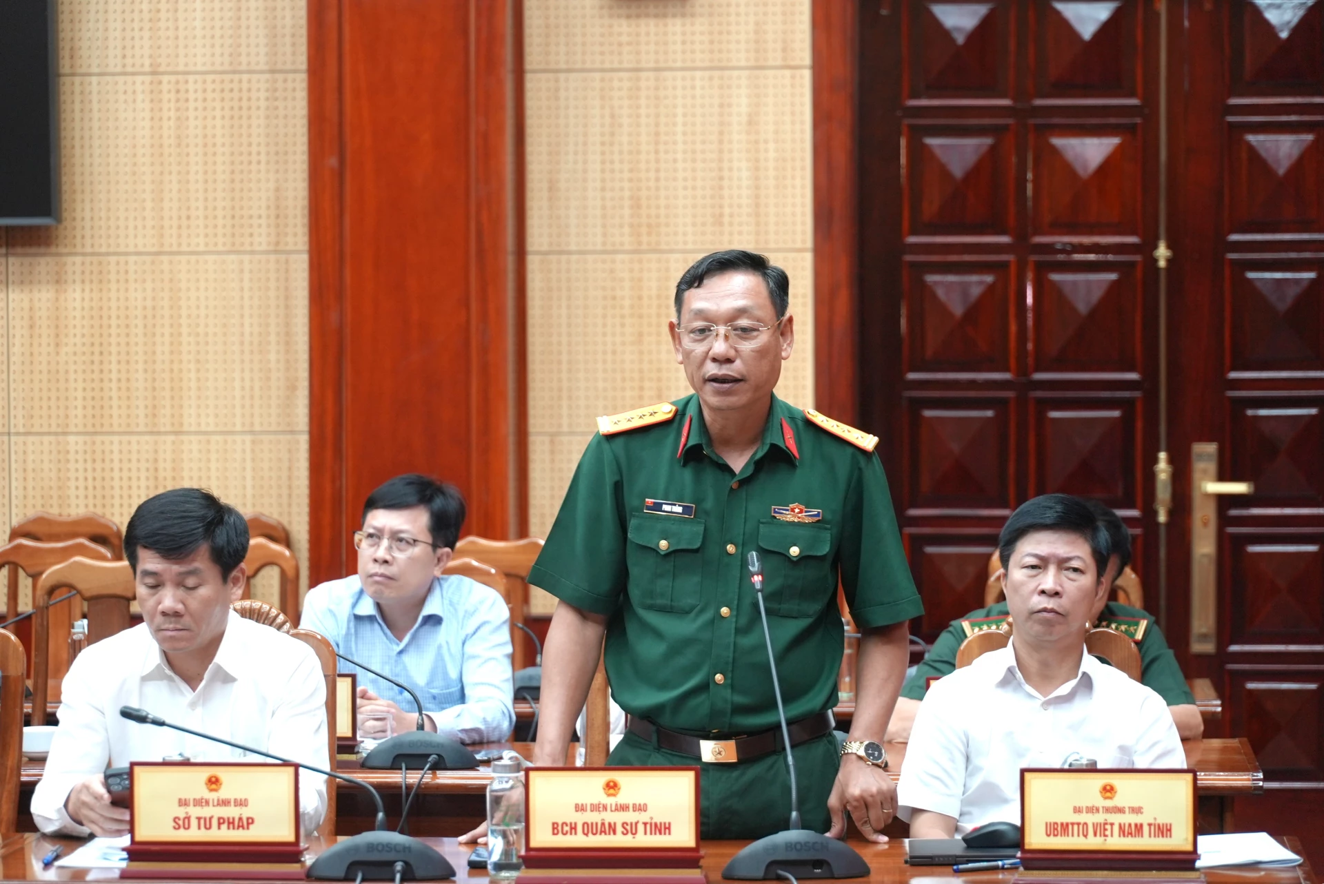 Đại tá Phan Thắng, Chỉ huy trưởng Bộ CHQS tỉnh phát biểu tại phiên họp - Ảnh: T.Đ