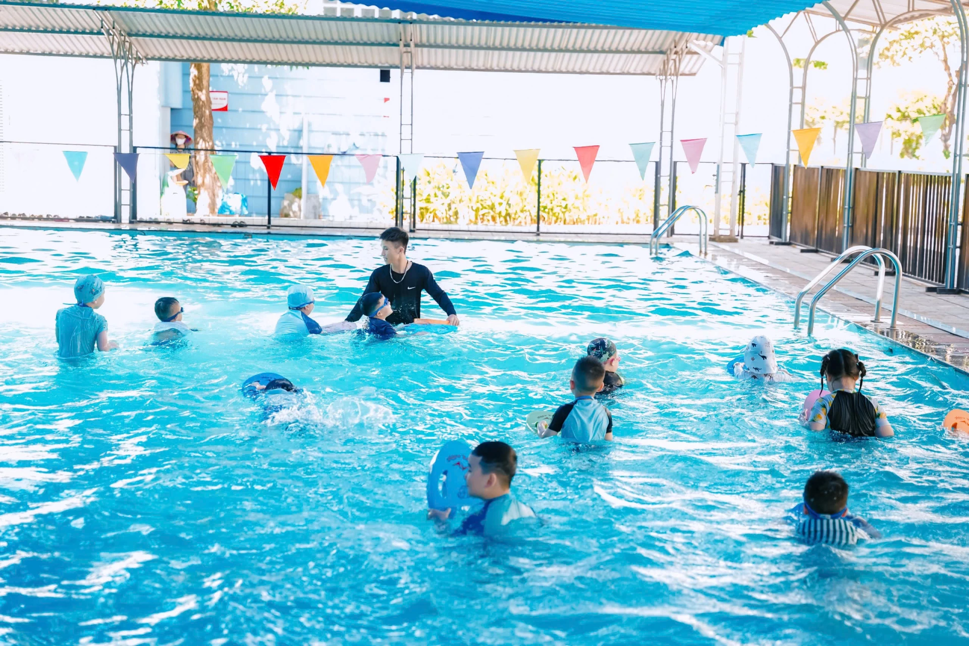 Những buổi học bơi đã tạo cơ hội để các em rèn luyện sức khỏe, trang bị những kiến thức, kỹ năng cơ bản về an toàn dưới nước và phòng chống đuối nước. Ảnh: N.M