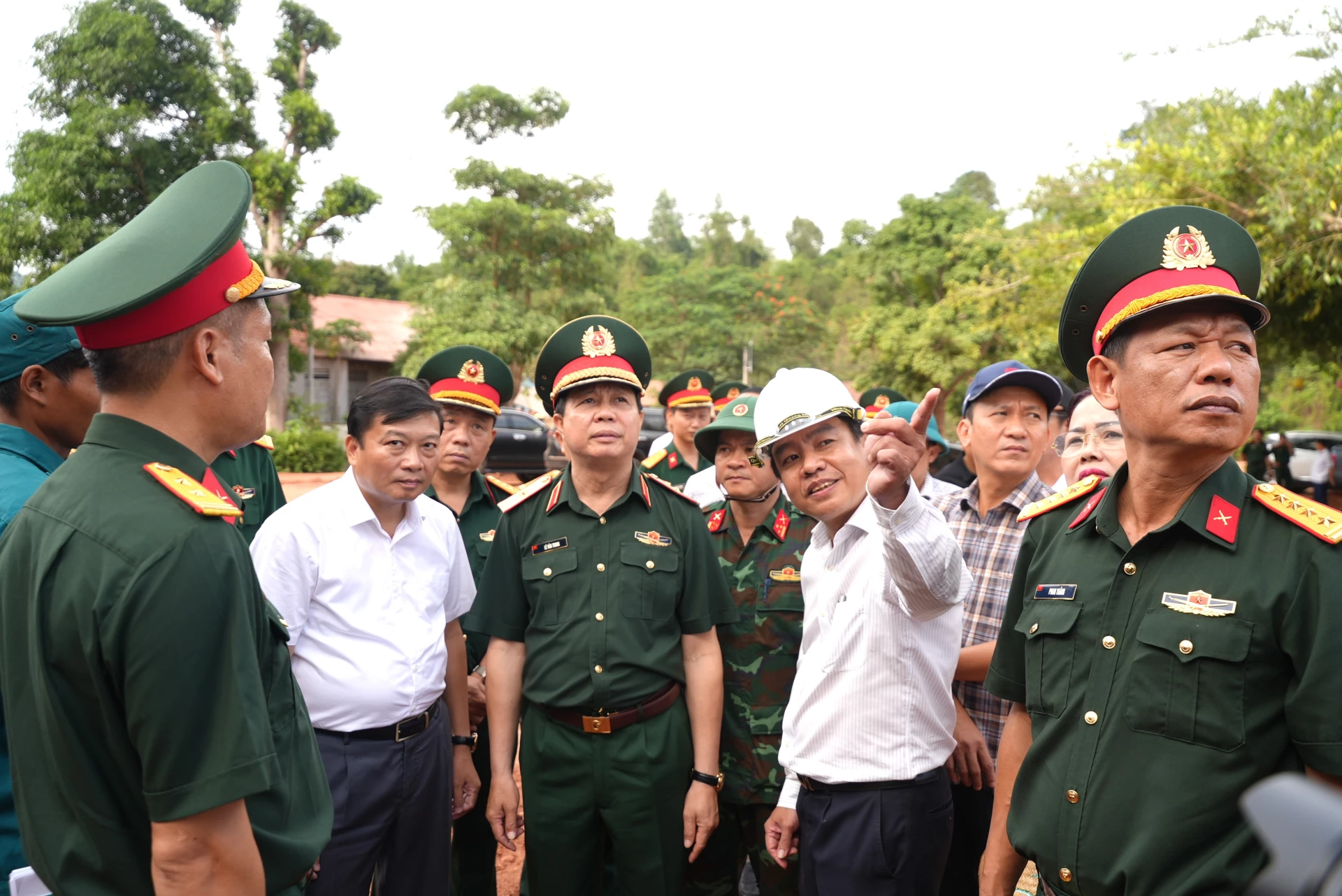 Đại diện chủ đầu tư báo cáo với các đồng chí lãnh đạo về tiến độ dự án Trường nội trú liên cấp Tiểu học và THCS Thượng Trạch - Ảnh: T.Đ