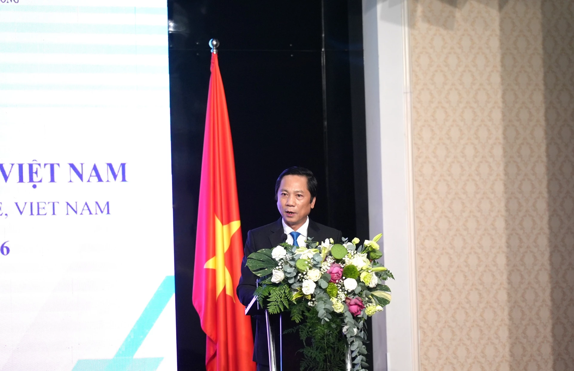 Đồng chí Hoàng Nam, Phó Chủ tịch Thường trực UBND tỉnh phát biểu khai mạc chương trình - Ảnh: T.Đ