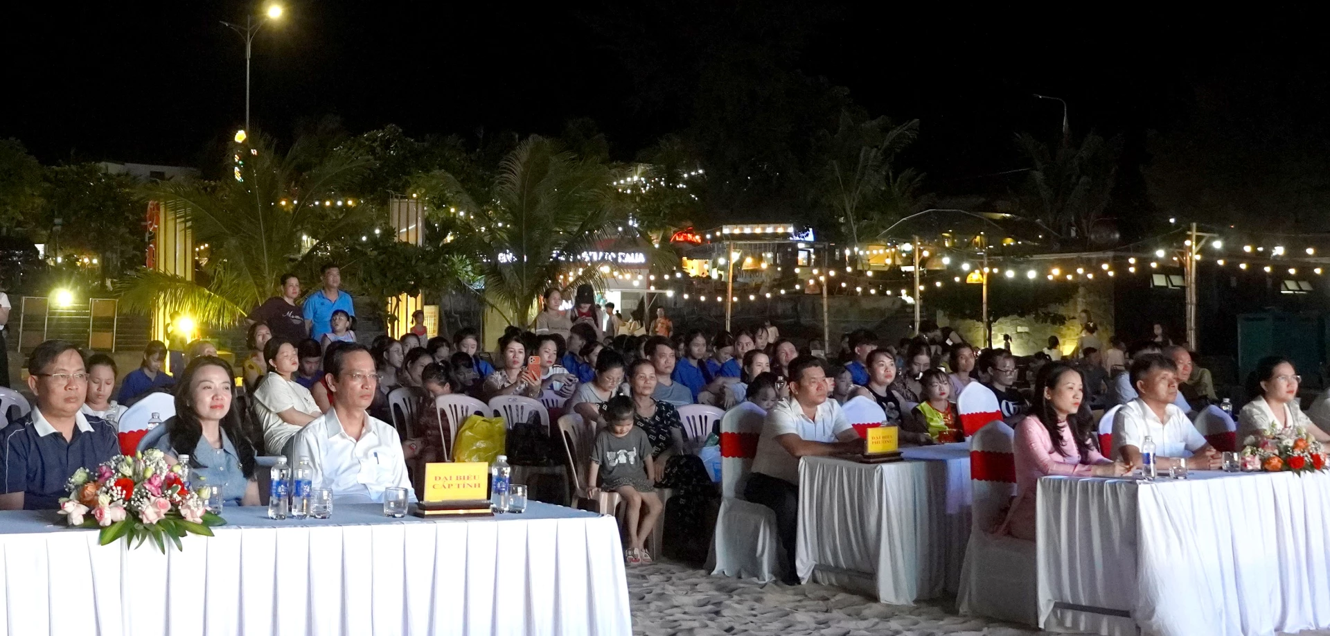 Các đại biểu tham dự lễ khai mạc chương trình “Đồng Hới-Điểm hẹn mùa hè” năm 2026 - Ảnh: H.Tr