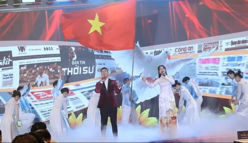 Sự kiện không chỉ là không gian giao lưu, quảng bá hình ảnh cho thành phố hoa phượng đỏ mà còn là điểm hẹn tôn vinh các tác giả có tác phẩm xuất sắc thông qua Giải báo chí Quốc gia, tạo sân chơi văn hóa cho người làm báo trên cả nước. (Ảnh: CTV/Vietnam+)
