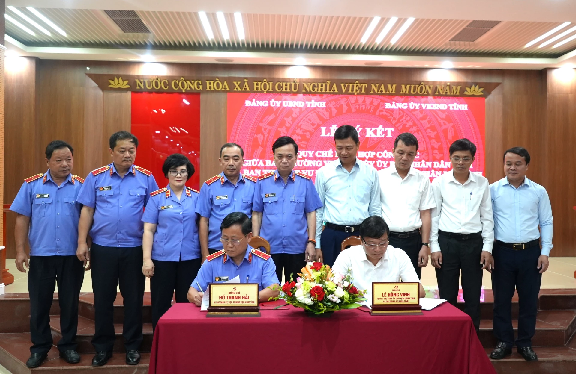 Đồng chí Lê Hồng Vinh, Phó Bí thư Tỉnh ủy, Chủ tịch UBND, Bí thư Đảng ủy UBND tỉnh và đồng chí Hồ Thanh Hải, Bí thư Đảng ủy, Viện trưởng Viện KSND tỉnh ký kết quy chế phối hợp công tác- Ảnh: T.Đ