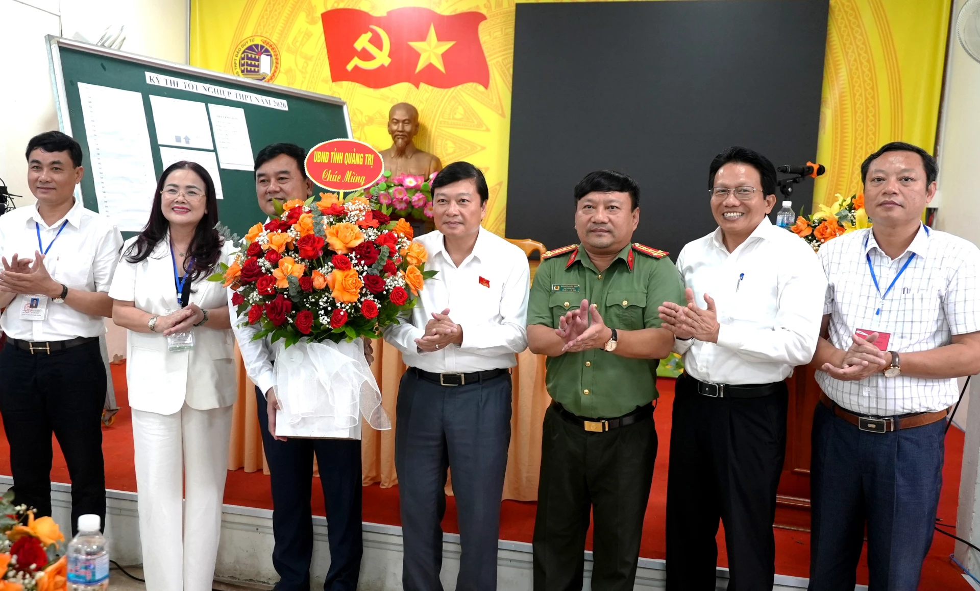 Đồng chí Lê Hồng Vinh, Chủ tịch UBND tỉnh tặng hoa cho cán bộ, giáo viên, nhân viên làm nhiệm vụ tại điểm thi Trường THPT Đào Duy Từ - Ảnh: T.Đ