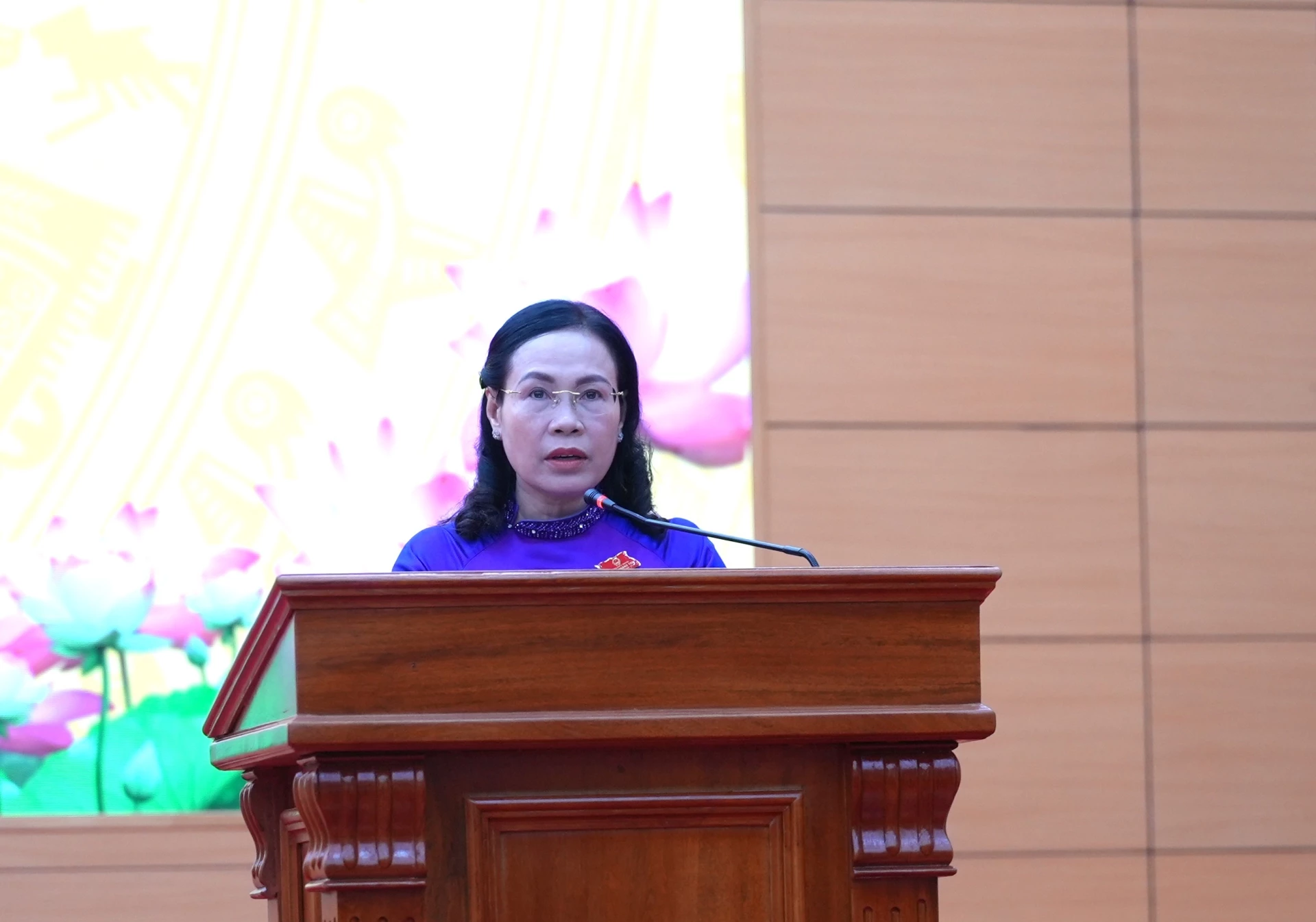 Đồng chí Phạm Thị Hân, Phó Chủ tịch Thường trực HĐND tỉnh phát biểu điều hành kỳ họp - Ảnh: T.Đ