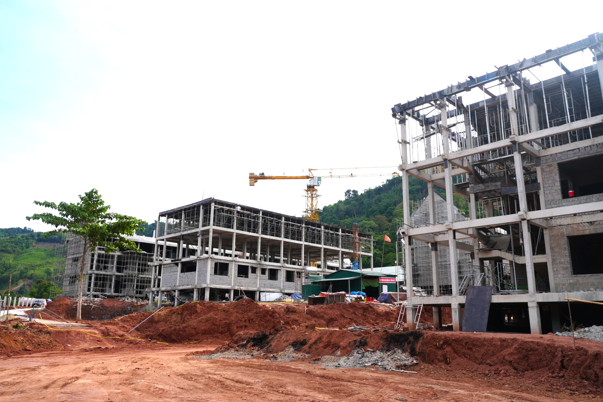 Hiện trường thi công dự án Trường nội trú liên cấp Tiểu học và THCS Thượng Trạch - Ảnh: T.Đ
