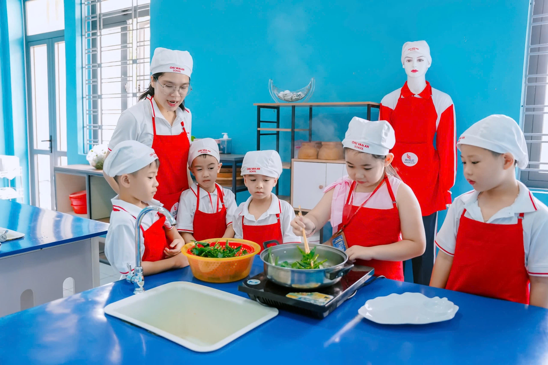 Các buổi học kỹ năng sống cũng giúp các em rèn luyện kỹ năng giao tiếp, làm việc nhóm, tự phục vụ. Trong ảnh: Học sinh tham gia tiết học kỹ năng sống chế biến món ăn. Ảnh: N.M