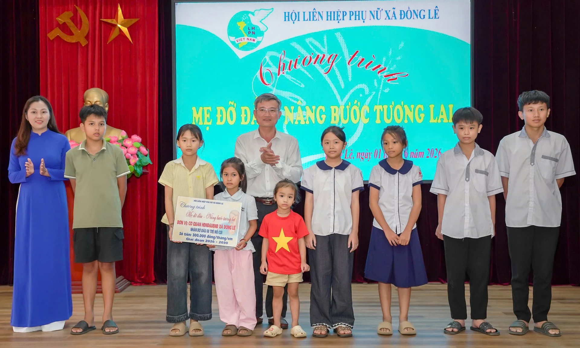 Lãnh đạo xã Đồng Lê trao quà cho trẻ mồ côi trên địa bàn - Ảnh: X.V