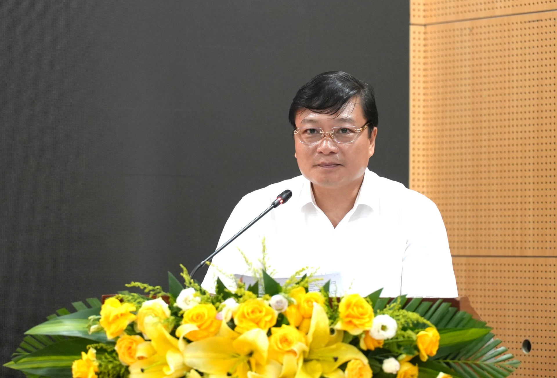 Đồng chí Lê Hồng Vinh, Phó Bí thư Tỉnh ủy, Chủ tịch UBND tỉnh, Bí thư Đảng ủy UBND tỉnh phát biểu chỉ đạo tại lễ ký kết - Ảnh: T.Đ