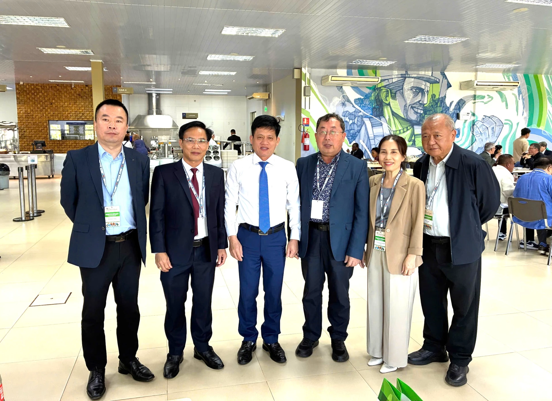 Đoàn công tác tỉnh Quảng Trị chụp ảnh lưu niệm với ông Mã Khắc Lai, Chủ tịch MAB-ICC của UNESCO và các cộng sự - Ảnh: T.Đ