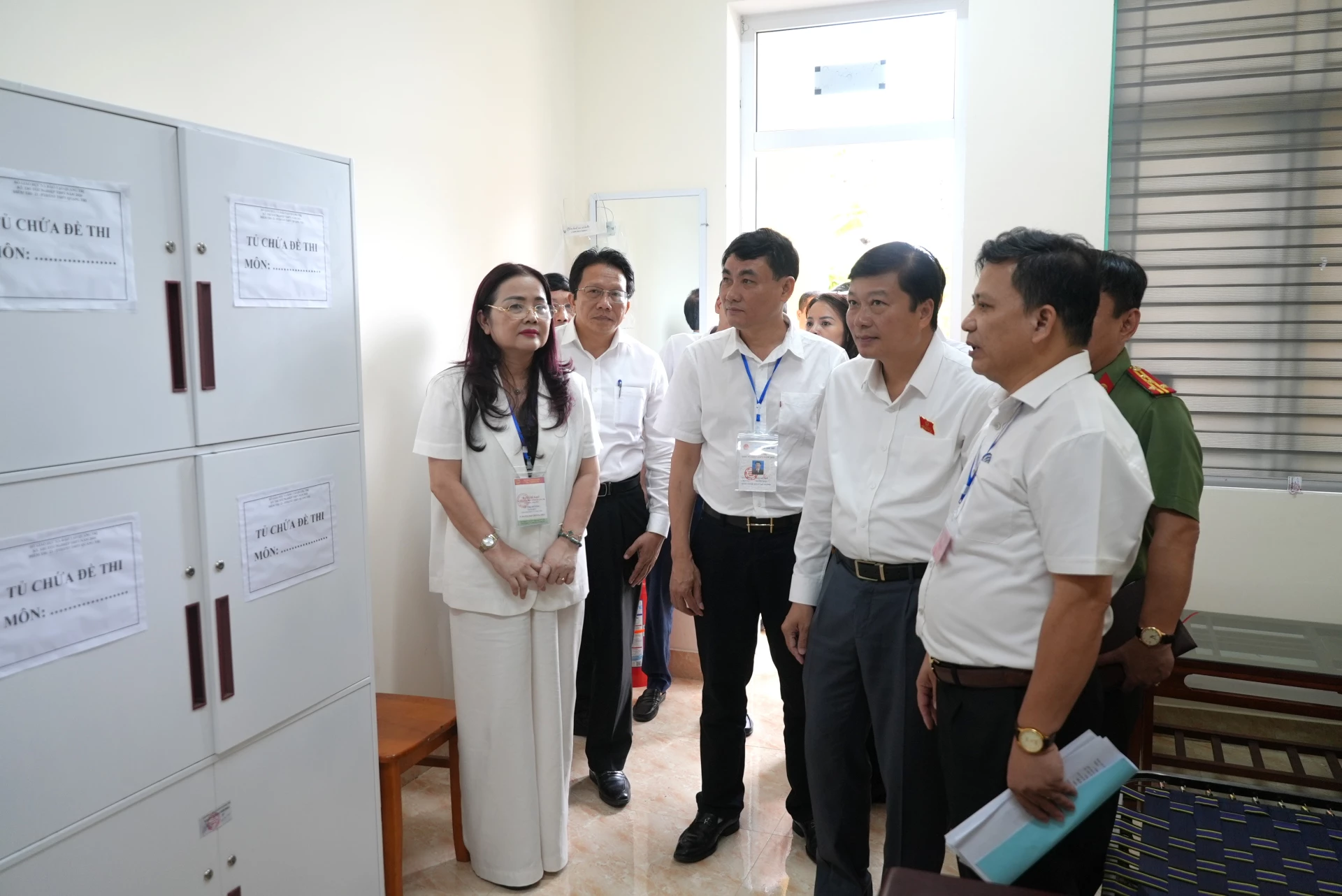 Đồng chí Lê Hồng Vinh, Chủ tịch UBND tỉnh kiểm tra phòng bảo quản đề thi và bài thi tại điểm thi Trường Phổ thông Dân tộc nội trú THPT Quảng Trị - Ảnh: T.Đ
