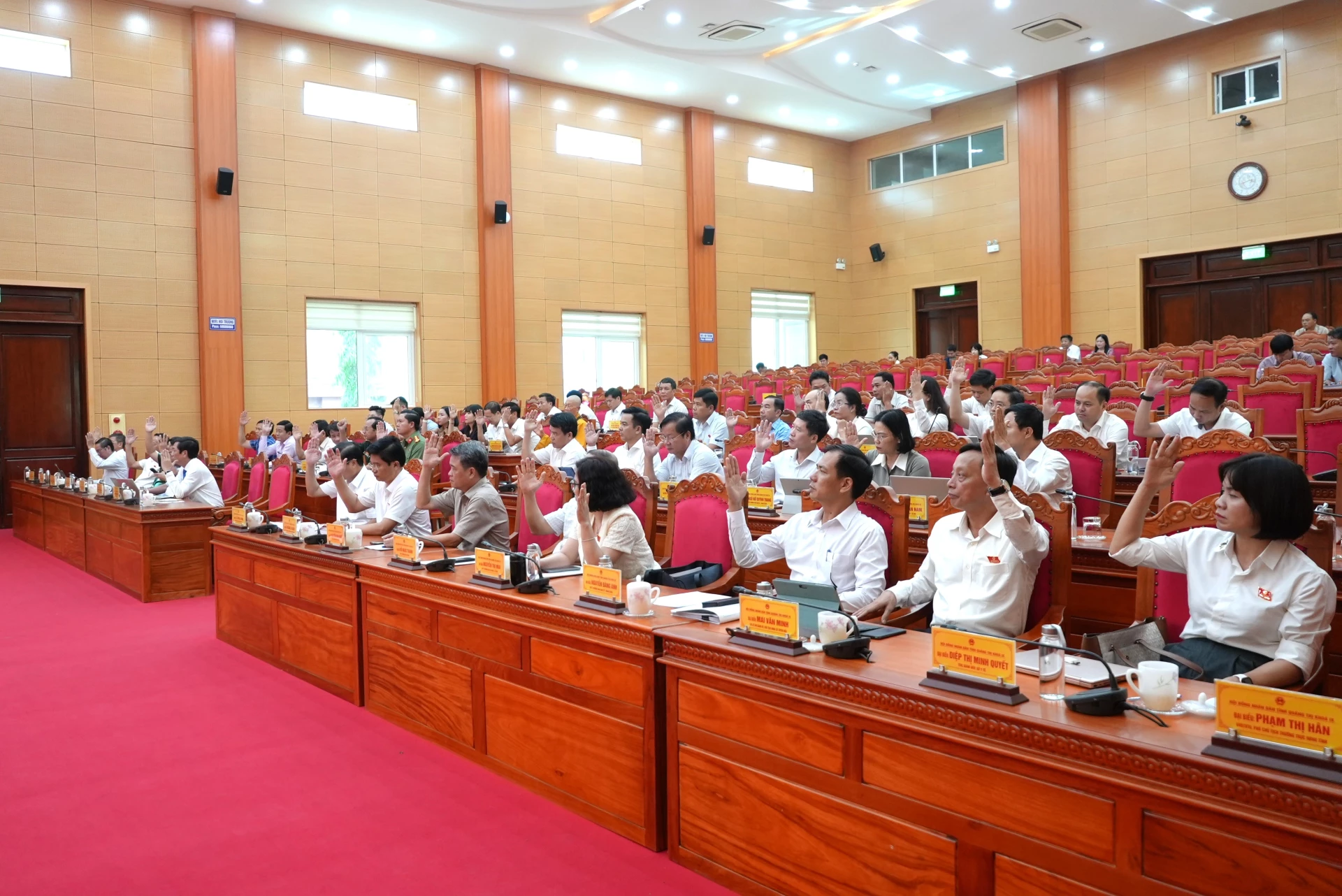 Các đại biểu biểu quyết thông qua các Nghị quyết trình tại kỳ họp - Ảnh: T.Đ