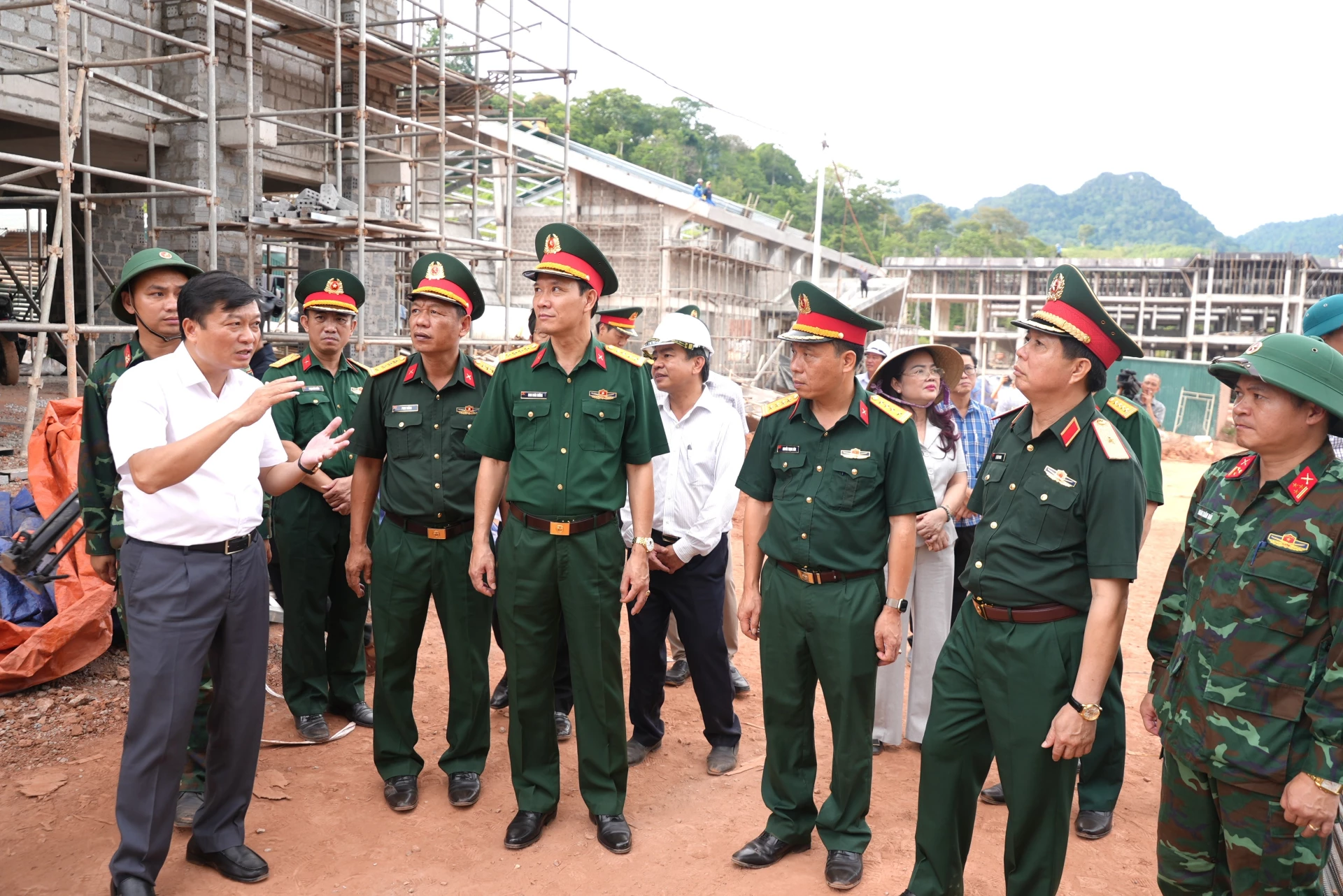 Đồng chí Lê Hồng Vinh, Chủ tịch UBND tỉnh trao đổi với Thiếu tướng Lê Văn Trung, Phó Chính ủy Quân khu 4 về tiến độ xây dựng công trình - Ảnh: T.Đ