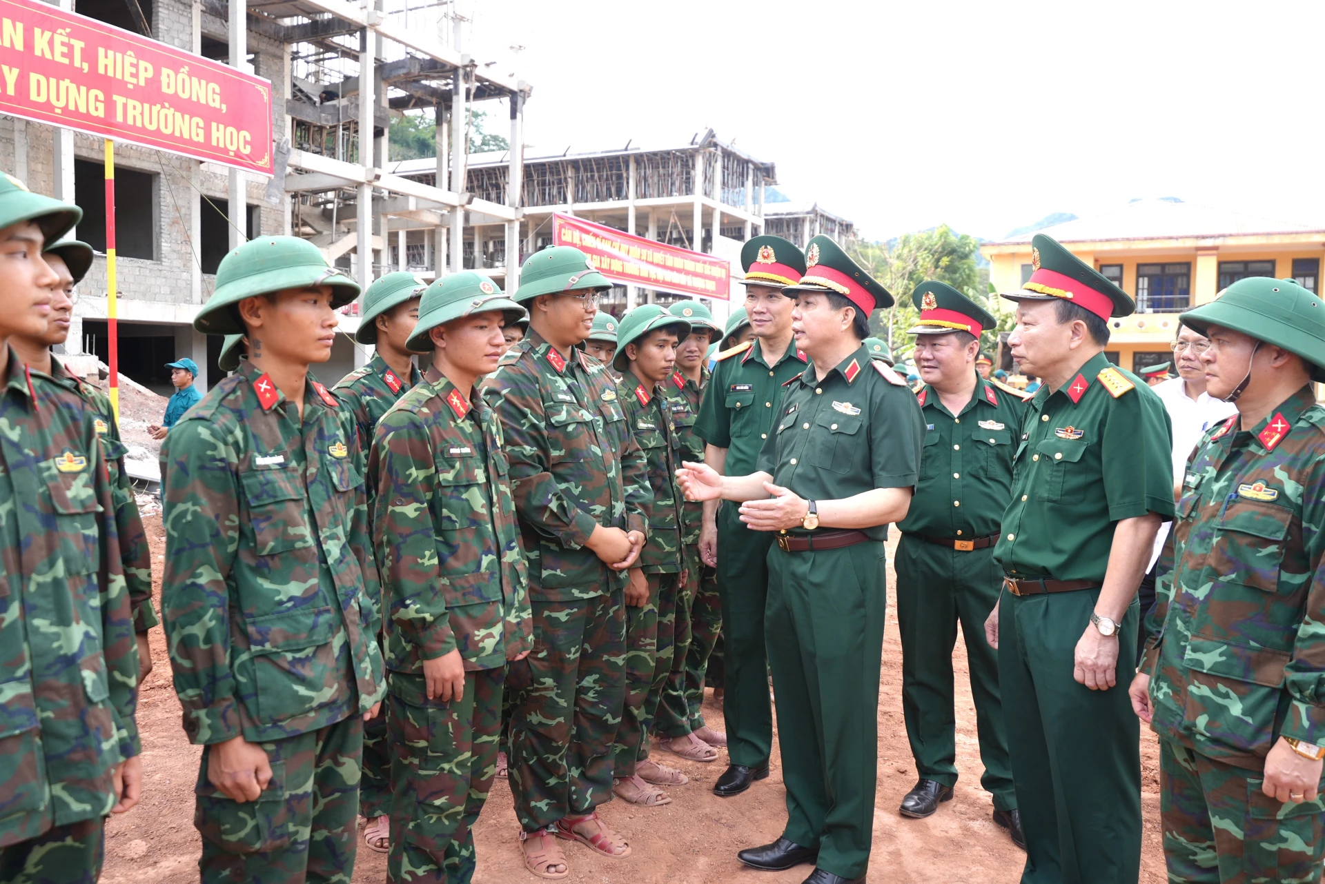 Thiếu tướng Lê Văn Trung, Phó Chính ủy Quân khu 4 yêu cầu cần bảo đảm an toàn cho bộ đội thi công công trình - Ảnh: T.Đ