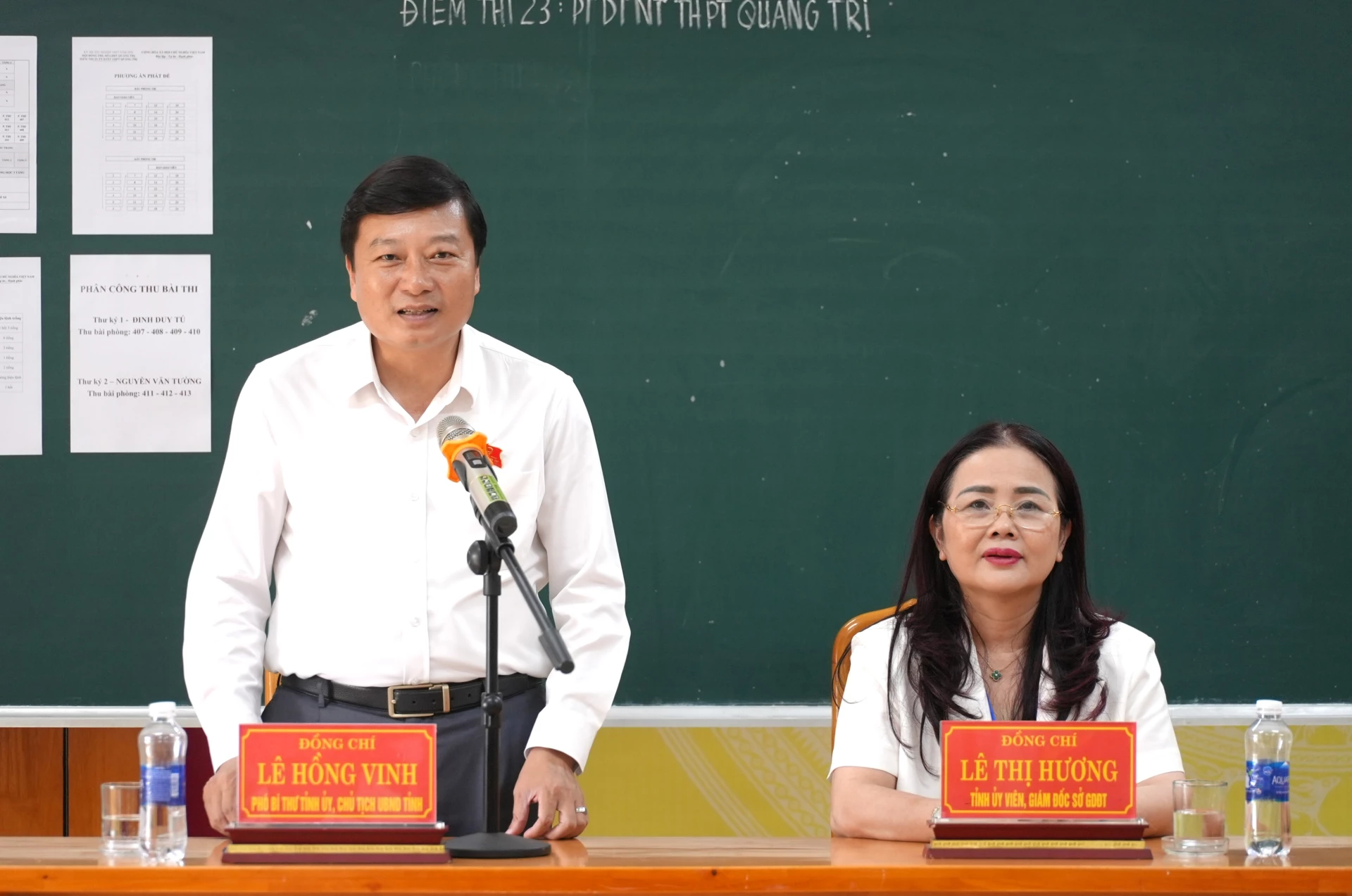 Đồng chí Lê Hồng Vinh, Chủ tịch UBND tỉnh động viên và gửi lời chúc đến các cán bộ, giáo viên, nhân viên làm nhiệm vụ tại kỳ thi - Ảnh: T.Đ