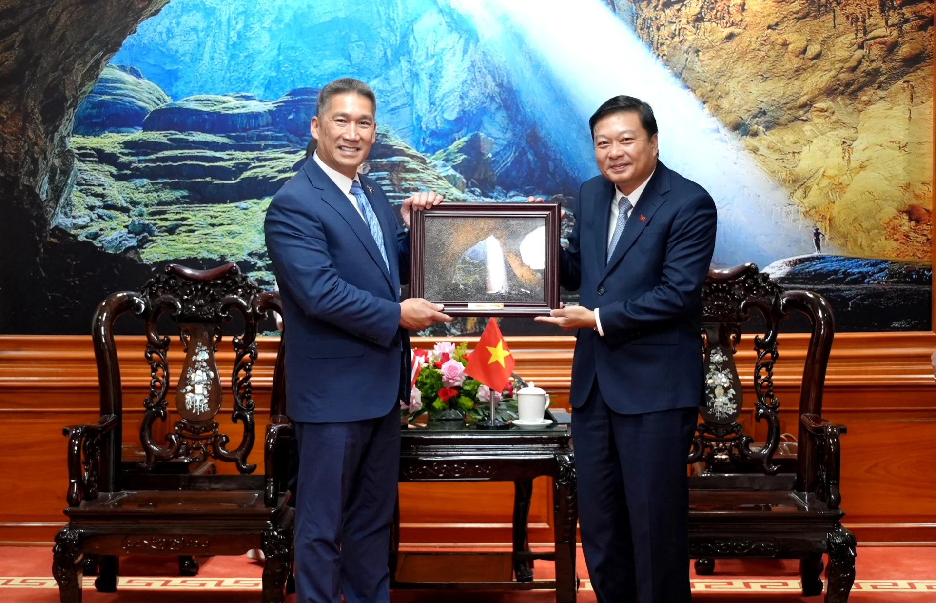 Đồng chí Lê Hồng Vinh, Chủ tịch UBND tỉnh tặng quà cho ông Hung Cao, Quyền Bộ trưởng Hải quân Hoa Kỳ - Ảnh: T.Đ