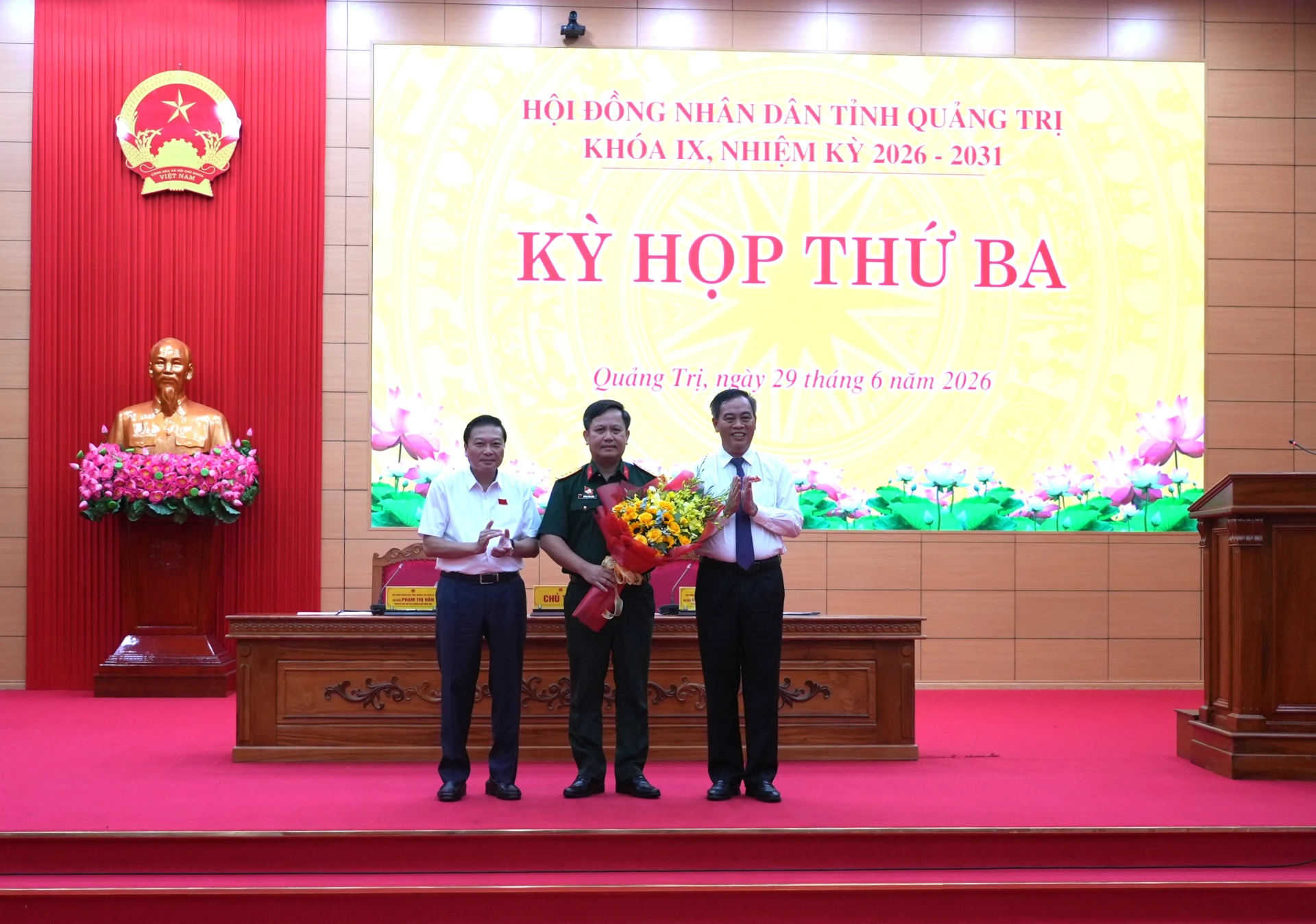 Các đồng chí lãnh đạo tỉnh tặng hoa cho ông Hoàng Xuân Đông, nguyên Phó Chỉ huy trưởng Bộ Chỉ huy Quân sự tỉnh - Ảnh: T.Đ
