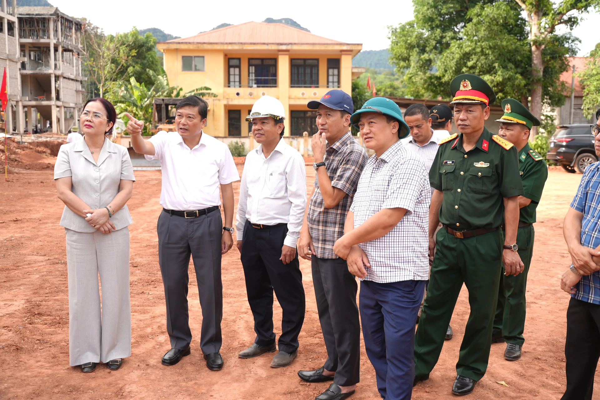 Đồng chí Lê Hồng Vinh, Chủ tịch UBND tỉnh yêu cầu đẩy nhanh tiến độ xây dựng công trình - Ảnh: T.Đ