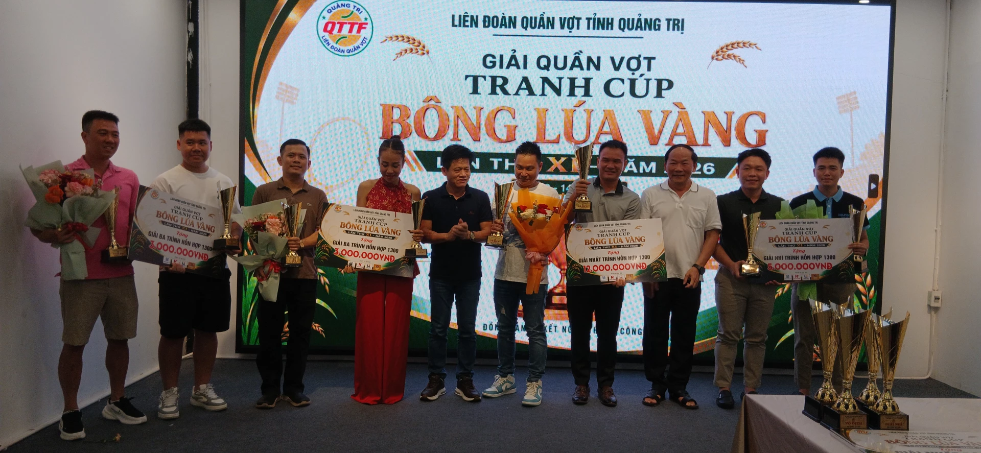 Ảnh: H.Đ Ban tổ chức trao Cup cho các vận động viên đạt thành tích cao ở nội dung Trình hỗn hợp 1300.