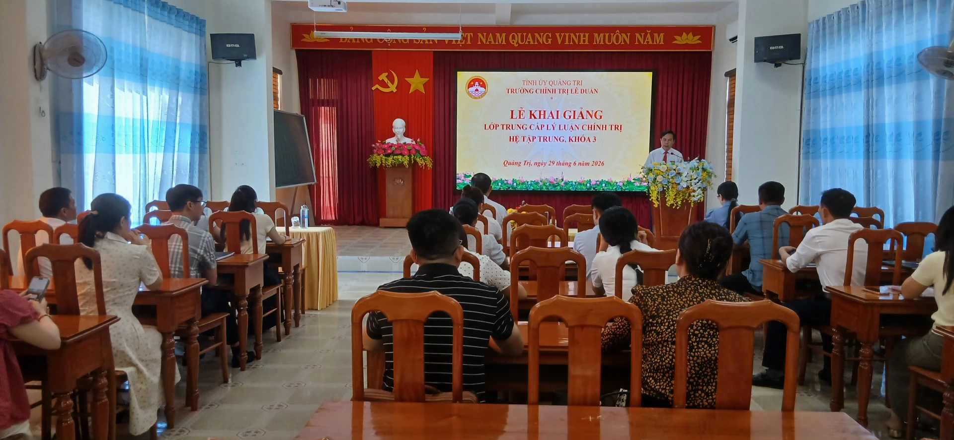 Ảnh: H.Đ Quang cảnh Lễ khai giảng Lớp Trung cấp lý luận chính trị khóa 3, hệ tập trung, năm 2026