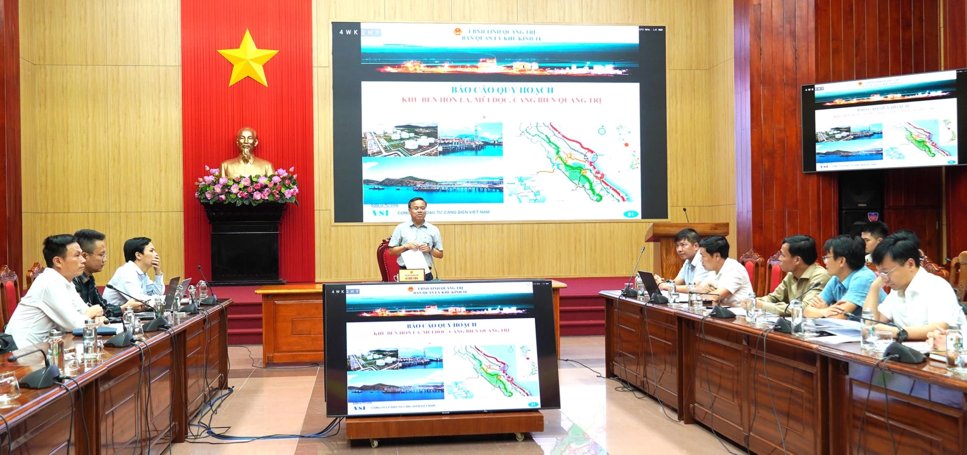 Quang cảnh buổi làm việc - C.H