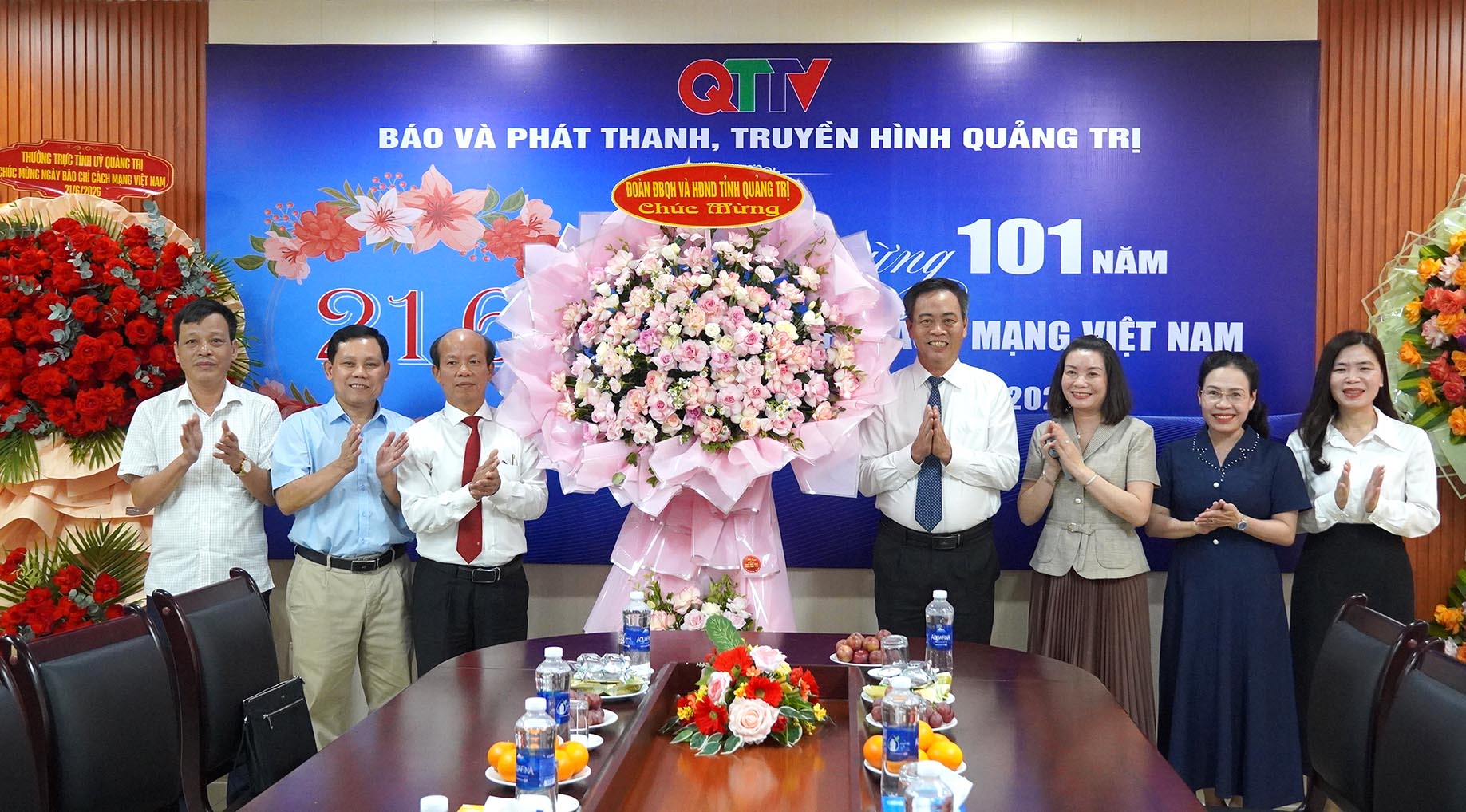 Đồng chí Phó Bí thư Tỉnh ủy, Chủ tịch HĐND tỉnh Nguyễn Đăng Quang và các đồng chí lãnh đạo tỉnh tặng hoa, chúc mừng Báo và phát thanh, truyền hình Quảng Trị - Ảnh: C.H