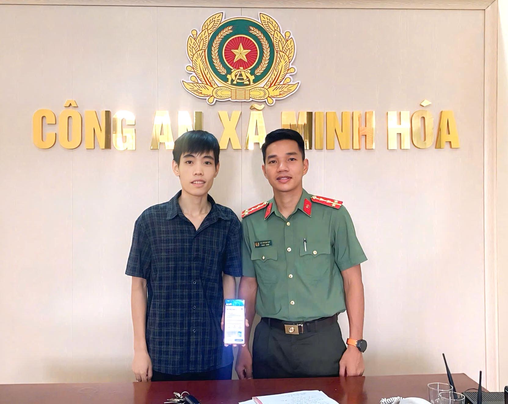 Anh Đinh Tấn Minh nhận lại tài sản chuyển nhầm - Ảnh: C.H