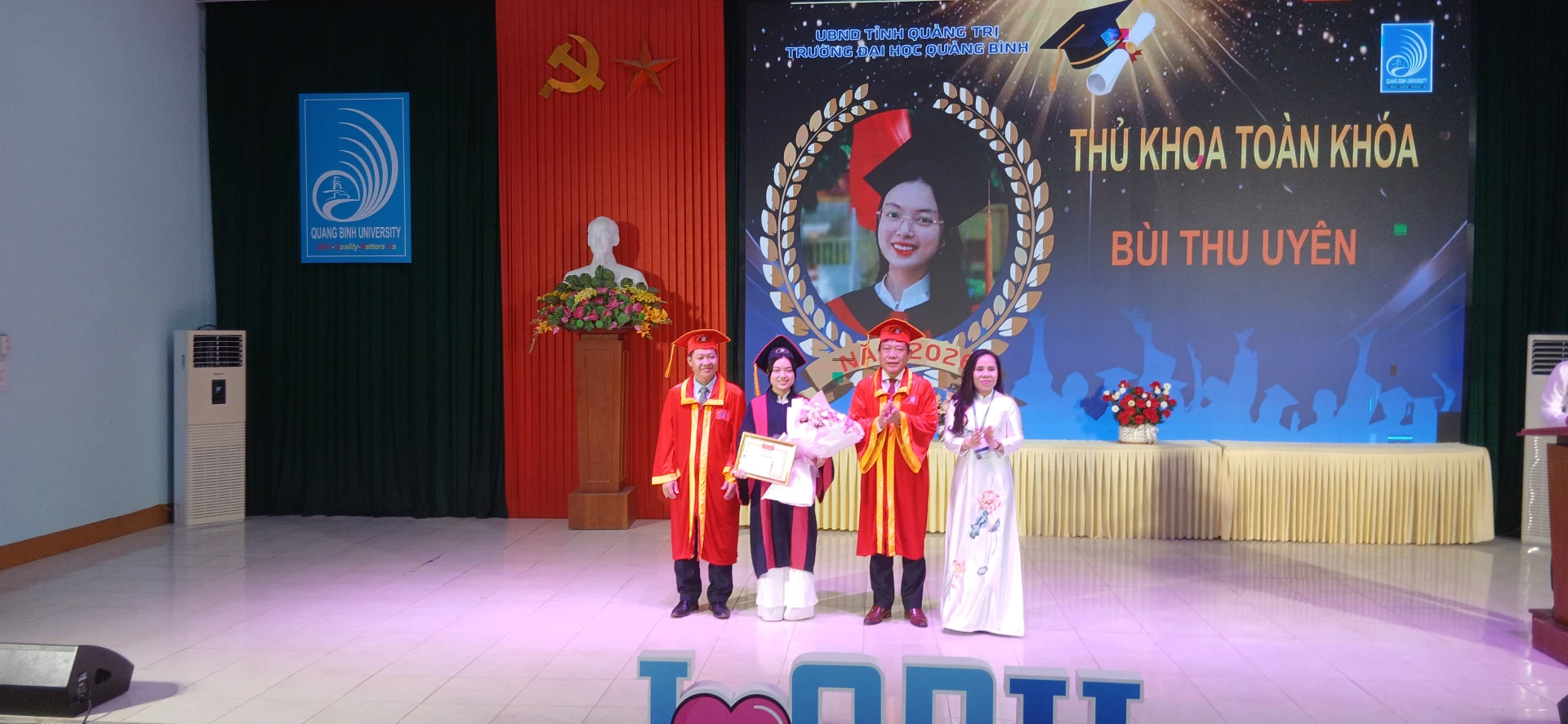 Ảnh: H.Đ Khen thưởng sinh viên tốt nghiệp Thủ khoa.