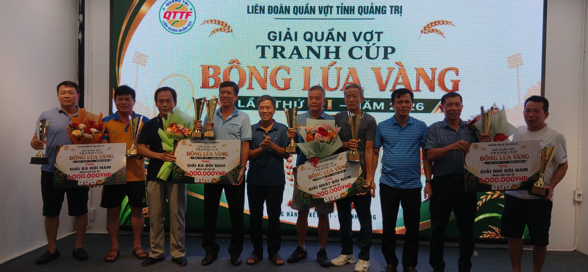 Ảnh: H.Đ Ban tổ chức trao Cup cho các vận động viên đạt thành tích cao ở nội dung độ tuổi 50 trở lên.