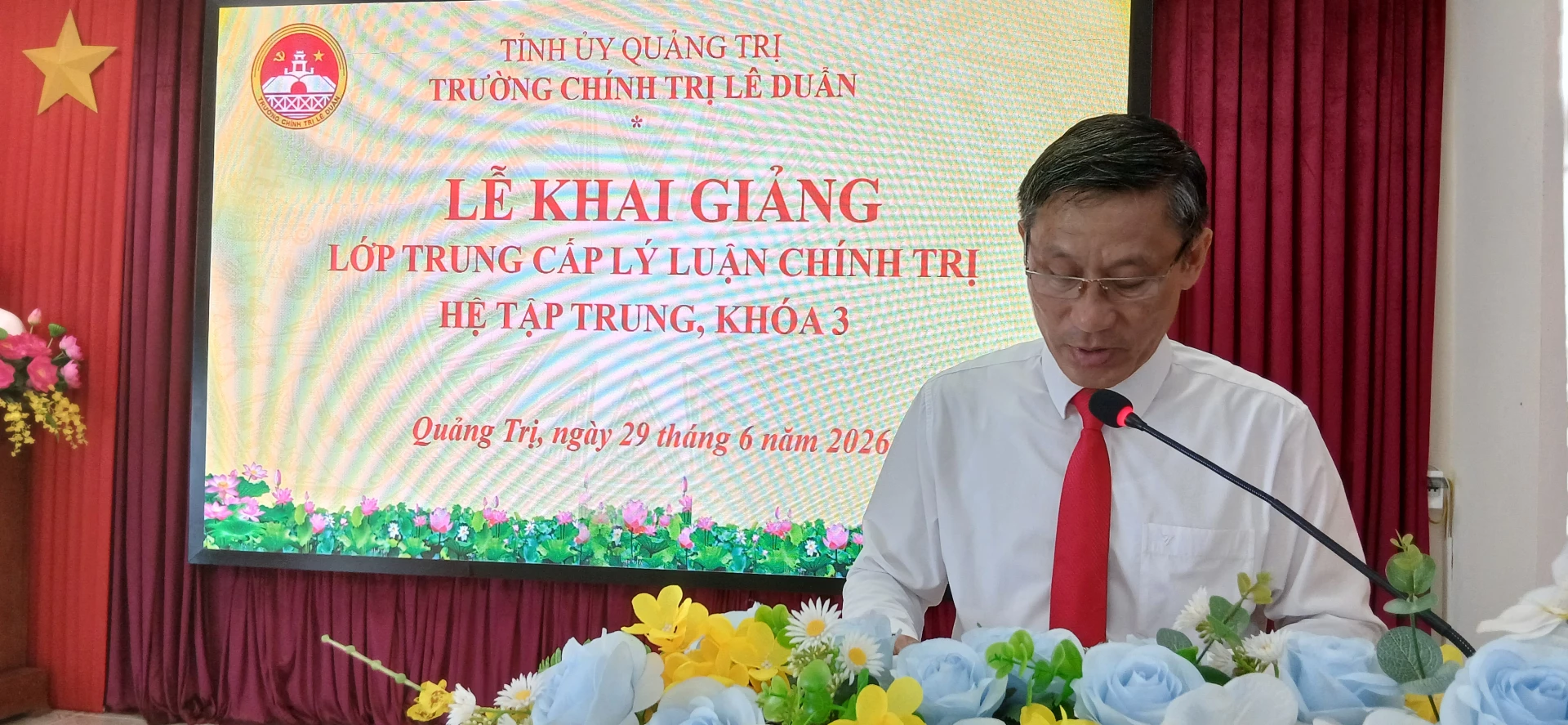 Ảnh: H.Đ Lãnh đạo Trường Chính trị Lê Duẩn phát biểu tại Lễ khai giảng.