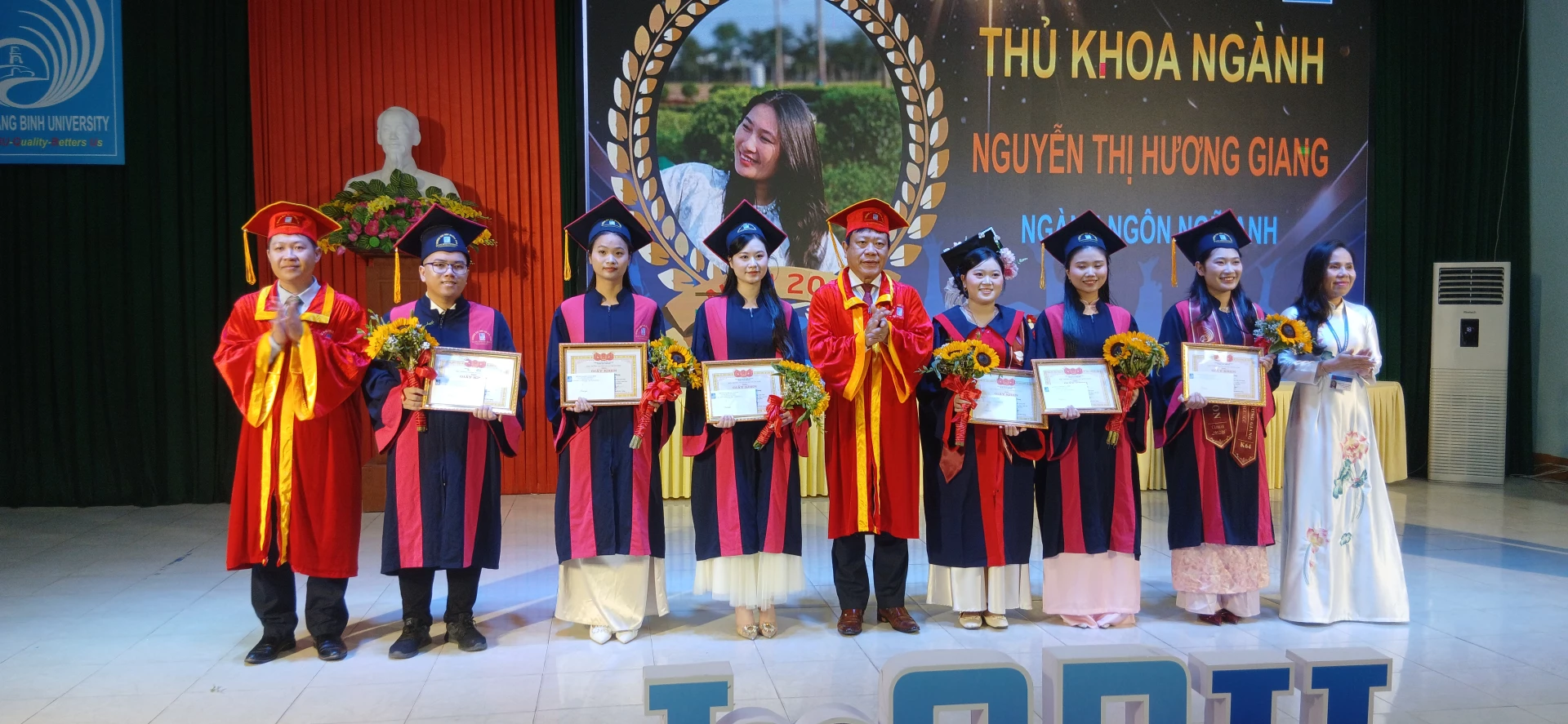 Ảnh: H.Đ Khen thưởng các sinh viên tốt nghiệp Thủ khoa ngành.