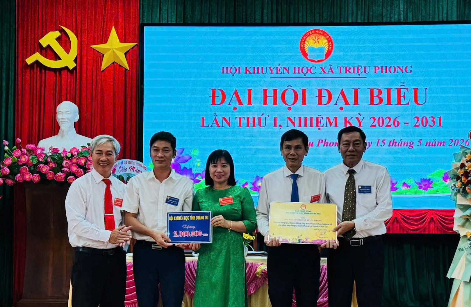 Đại diện lãnh đạo Hội Khuyến học tỉnh tặng quà Đại hội đại biểu Hội Khuyến học xã Triệu Phong - Ảnh: T.L