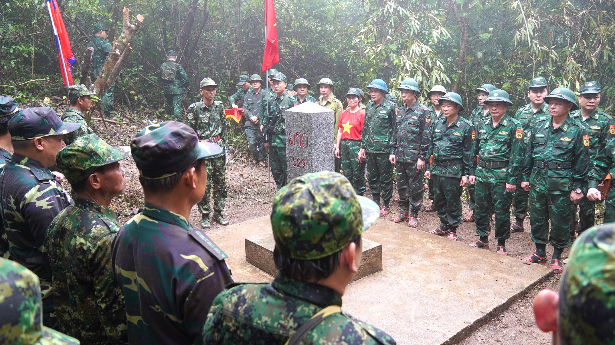 Đoàn công tác của 2 tỉnh Quảng Trị và Khăm Muồn tuần tra song phương, kiểm tra khu vực đoạn biên giới, mốc quốc giới 529 - C.H