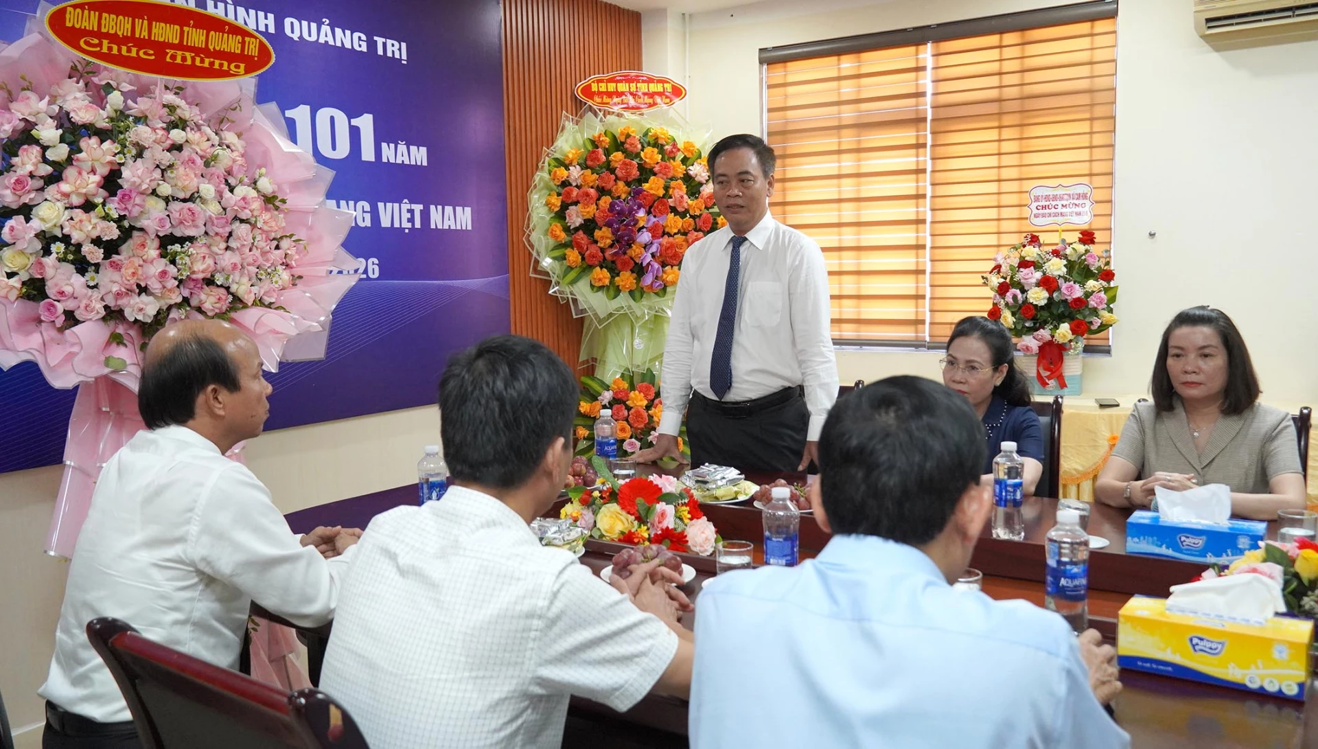 Đồng chí Nguyễn Đăng Quang ghi nhận những đóng góp quan trọng của Báo và phát thanh, truyền hình Quảng Trị - Ảnh: C.H