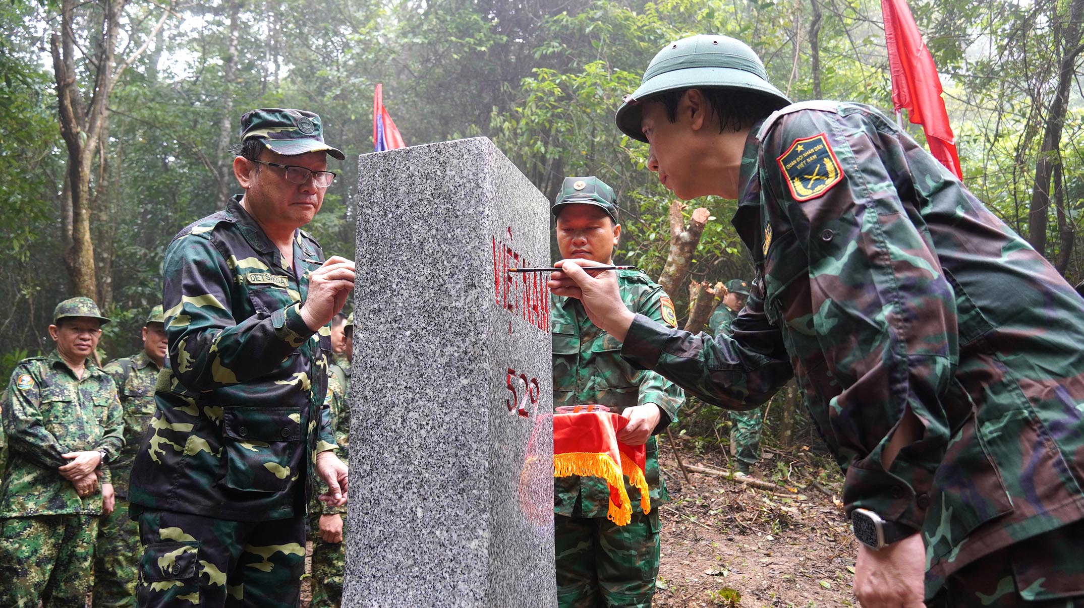 Lãnh đạo 2 tỉnh sơn lại mốc quốc giới - C. H