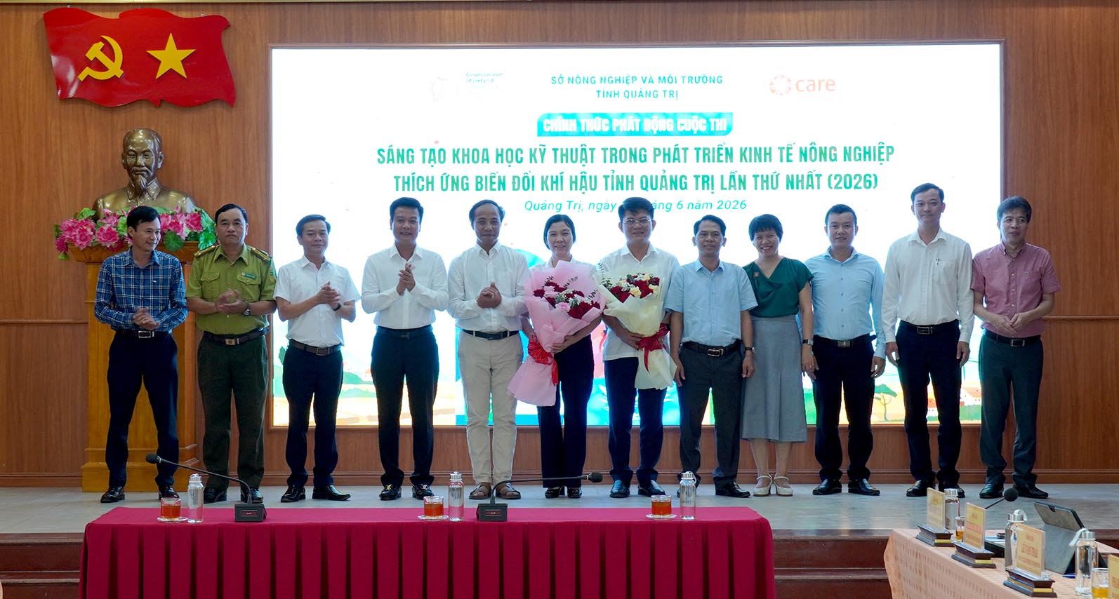 Lãnh đạo Sở Nông nghiệp và Môi trường, Trưởng ban Tổ chức cuộc thi đại diện Tổ chức CARE Quốc tế tại Việt Nam tặng hoa cho tổ tư vấn - Ảnh: C.H