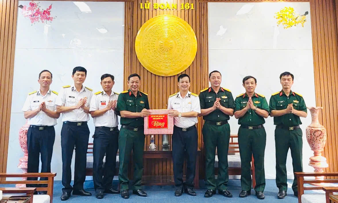Đoàn công tác Bộ CHQS tỉnh Quảng Trị thăm, tặng quà Lữ đoàn
161, Bộ Tư lệnh Vùng 3 Hải quân - Ảnh: X.D