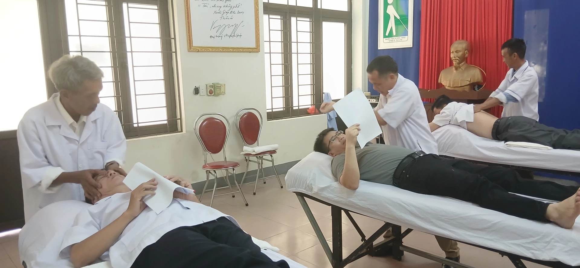 Ảnh: H.Đ Tại phần thi thực hành, thí sinh thực hiện các nhóm thủ thuật cơ bản trên các vùng cơ thể được chỉ định.
