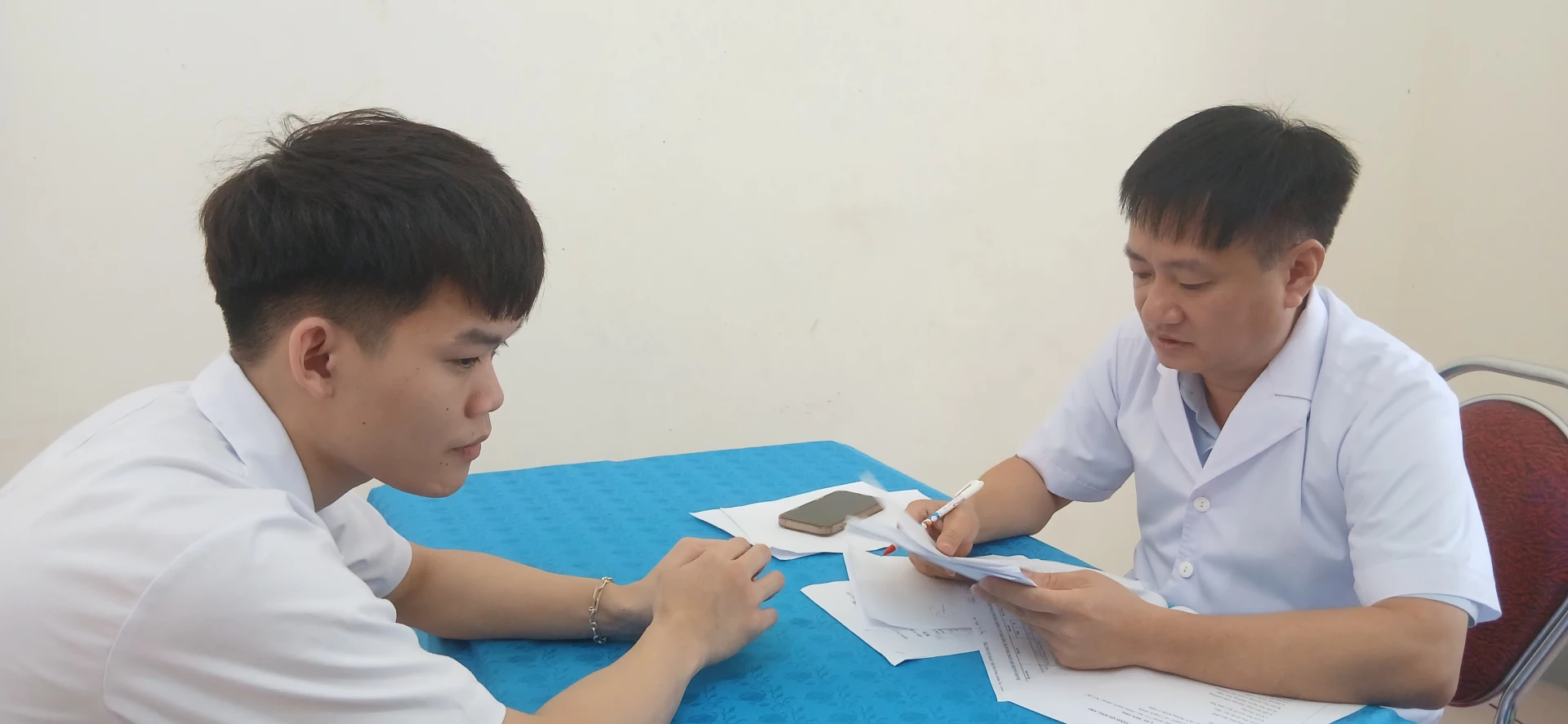 Ảnh: H.Đ Ban giám khảo kiểm tra kiến thức chuyên môn của từng thí sinh trong phần thi lý thuyết.