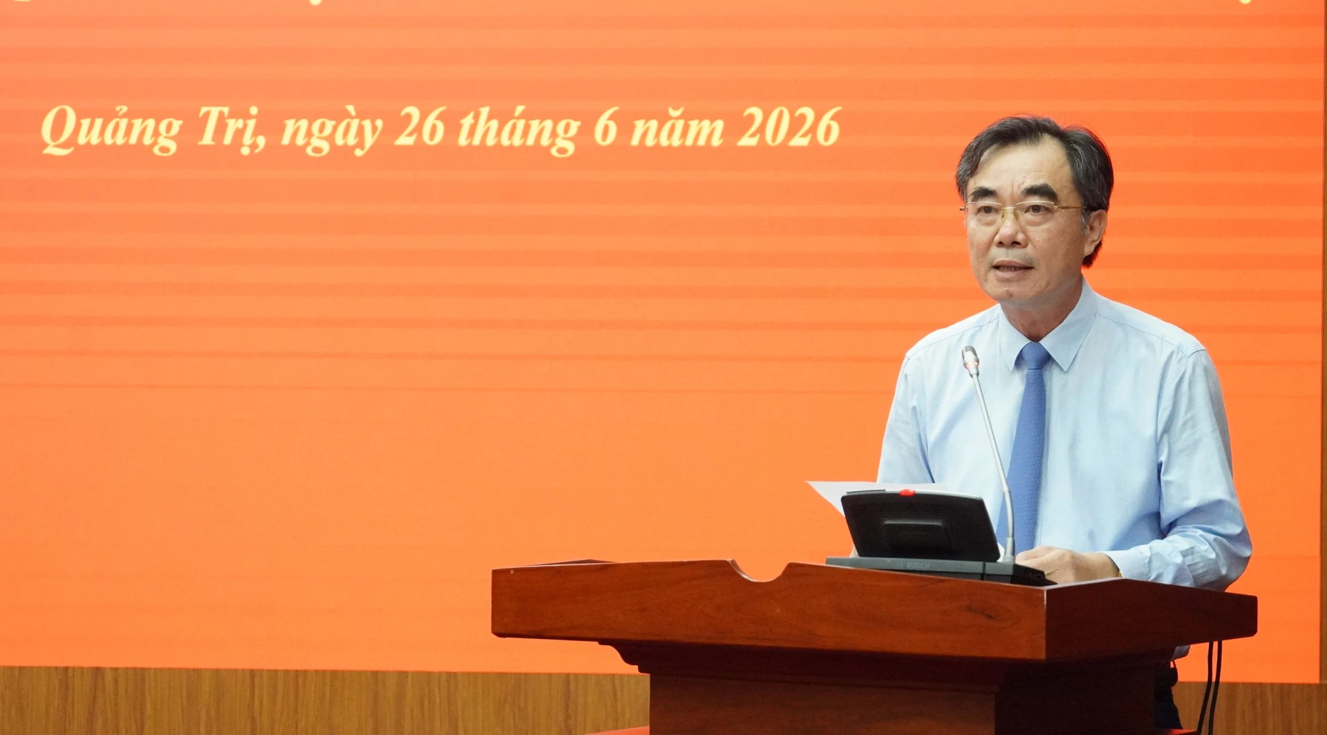 Đồng chí Nguyễn Lương Bình, Trưởng ban Tổ chức Tỉnh ủy công bố các quyết định của Ban Thường vụ Tỉnh ủy - Ảnh: Q.V