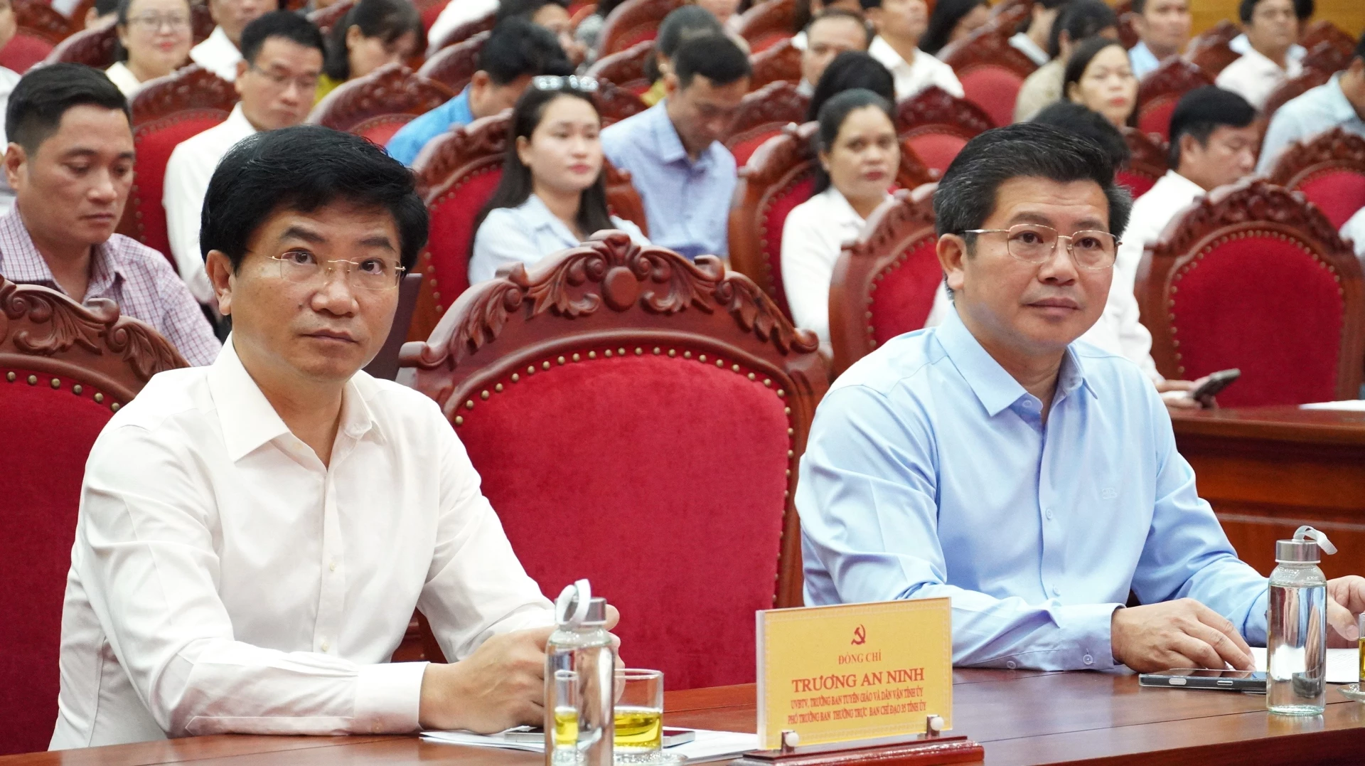 Đồng chí Trần Vũ Khiêm, Phó Bí thư Thường trực Tỉnh ủy, Trưởng đoàn ĐBQH tỉnh, Trưởng BCĐ 35 Tỉnh ủy và đồng chí Trương An Ninh, Trưởng ban Tuyên giáo và Dân vận Tỉnh ủy, Phó Trưởng Ban Thường trực BCĐ 35 Tỉnh ủy tham dự hội nghị - Ảnh: Q.V