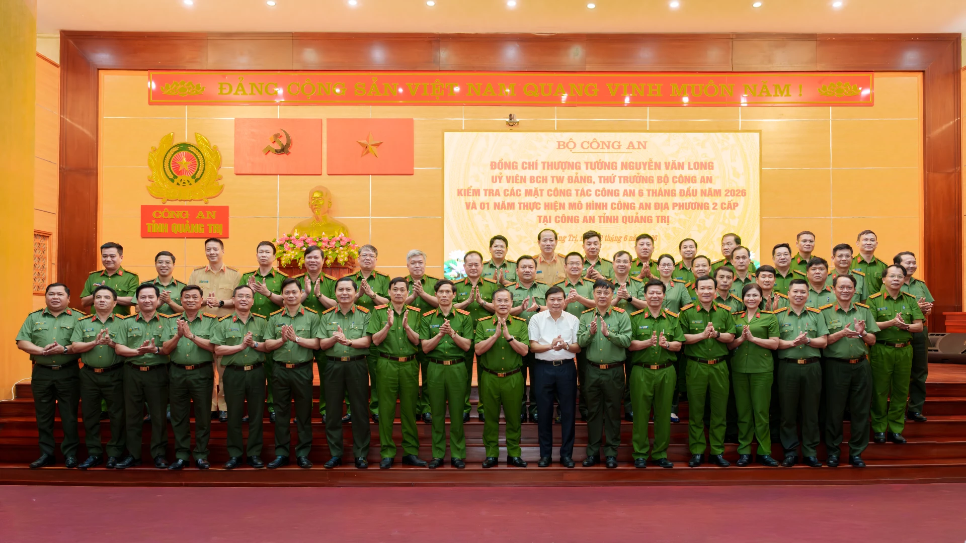Đoàn công tác Bộ Công an và Công an tỉnh Quảng Trị chụp ảnh lưu niệm - Ảnh: N.Q