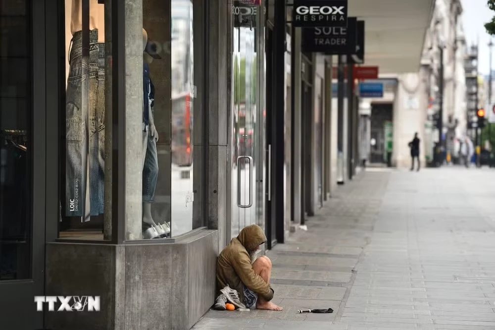 Người vô gia cư trên đường phố tại London, Anh. (Ảnh: AFP/TTXVN)
