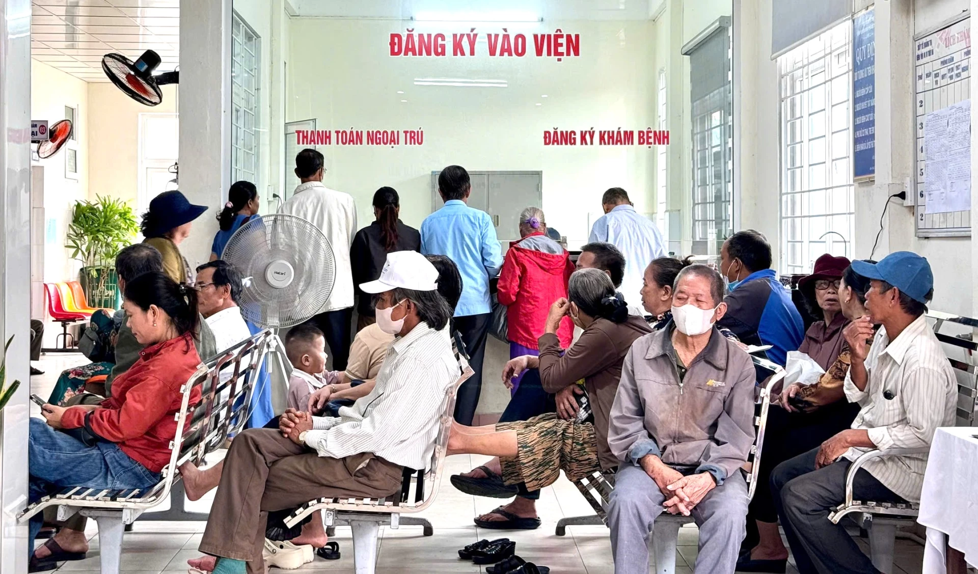  Khu vực đón tiếp sạch sẽ, khang trang tại Bệnh viện đa khoa khu vực Triệu Hải tạo tâm lý thoải mái cho người dân đến khám chữa bệnh - Ảnh: H.N