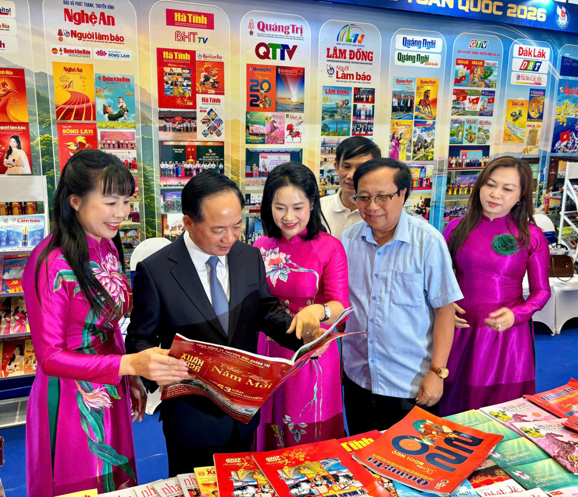 Ủy viên Bộ Chính trị, Trưởng Ban Tuyên giáo và Dân vận Trung ương Trịnh Văn Quyết đánh giá cao những sản phẩm báo chí, ấn phẩm truyền thông của Cụm thi đua Hội nhà báo các tỉnh Tây Nguyên và Duyên hải miền Trung - Ảnh: N.B